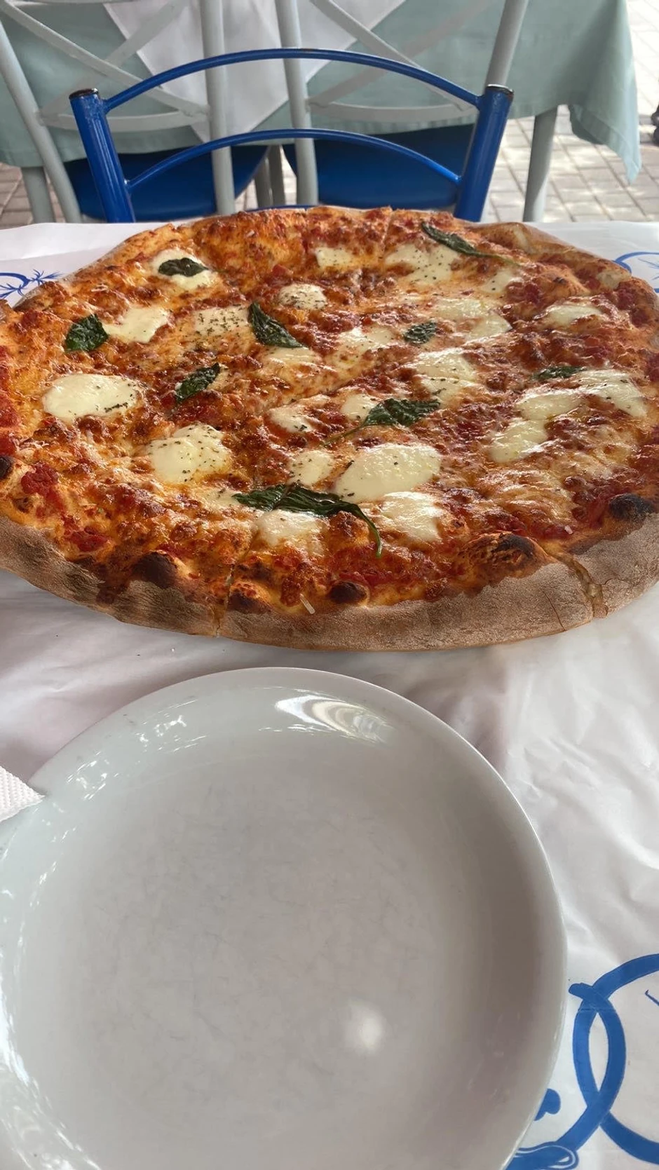 "Mala" pica u piceriji Kapri u Pefkohoriju, prečnika preko 38 cm, koju mogu da jedu tri osobe, a košta 11 evra