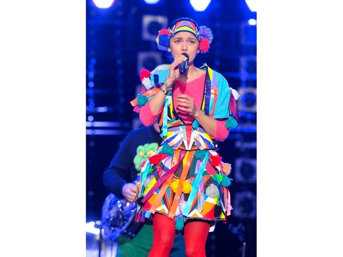 Monika Brodka konsekwentna w swoim stylu: neonowe kolory, graficzne wzory i oryginalne aplikacje