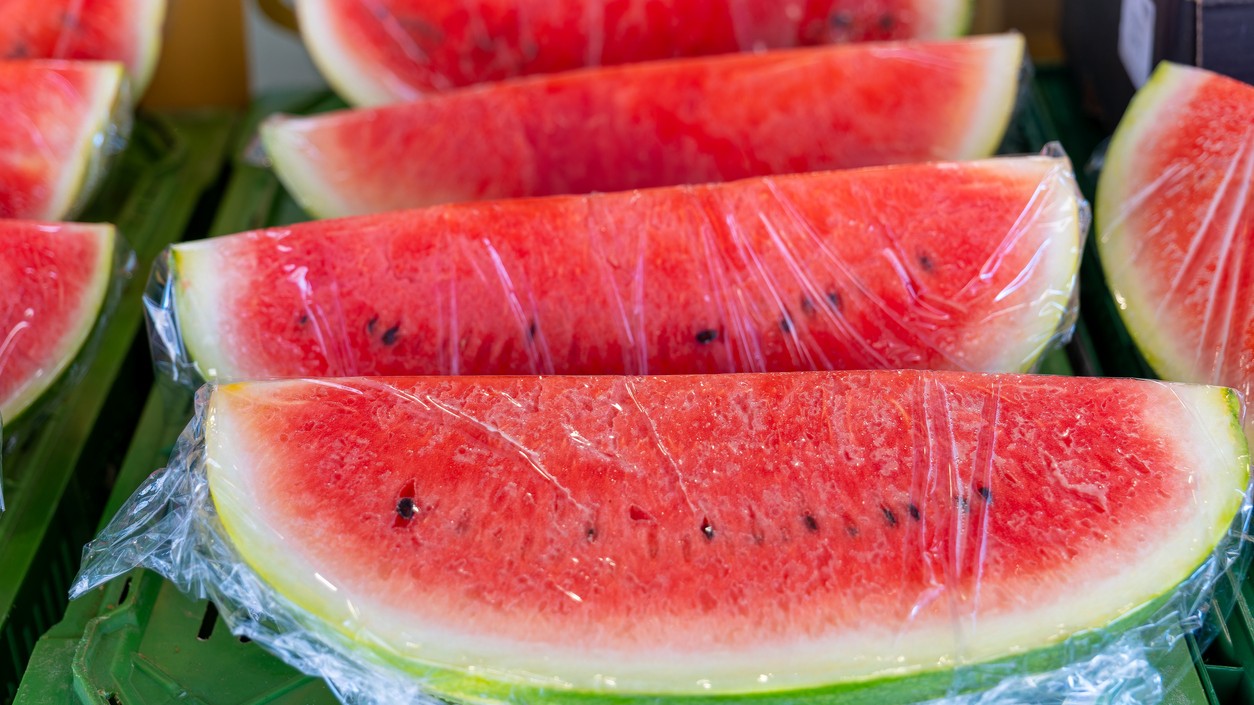 Rozkrojený melón zabalený vo fólii. Odborníci upozorňujú, že pri nesprávnej manipulácii a skladovaní môže predstavovať vyššie riziko bakteriálnej kontaminácie.