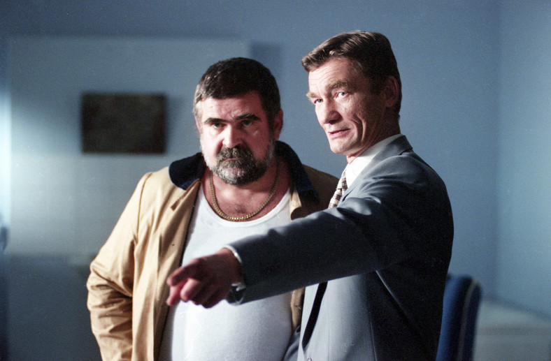 Janusz Rewiński z Krzysztofem Kiersznowskim w filmie "Kiler-ów 2-óch" w 1998 r.