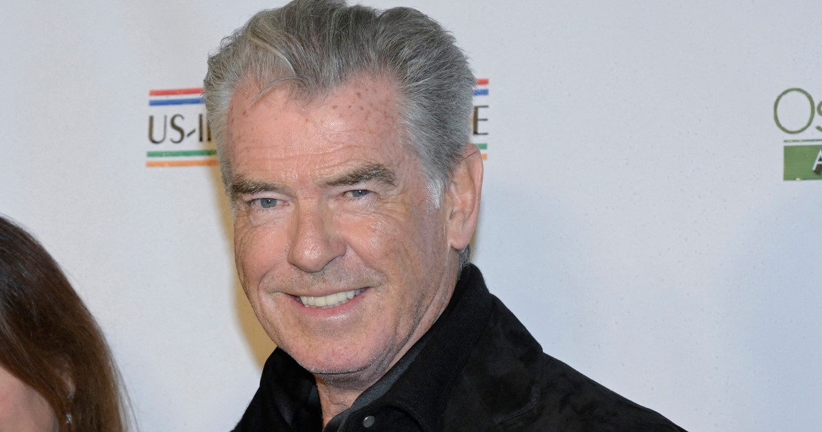 Pierce Brosnann boldogan ölei partnerét, aki nádszálvékony és édes rózsaszín szettben ragyog a színész oldalán (fotók)
