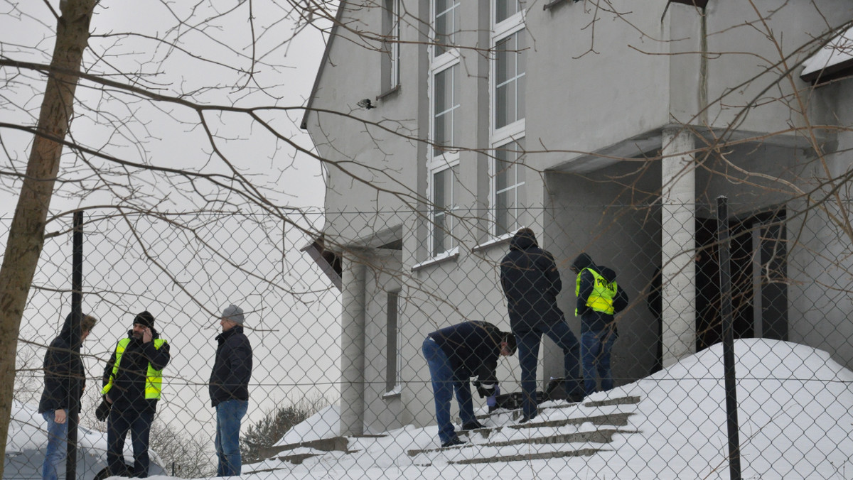 Policjanci zatrzymali w Lęborku trzy osoby w związku z brutalnym napadem na proboszcza, do którego doszło w miejscowości Kąpino. - Dwóch młodych mężczyzn i kobieta zostaną w najbliższych godzinach przesłuchani – mówią nam prokuratorzy, prowadzący śledztwo w tej sprawie.