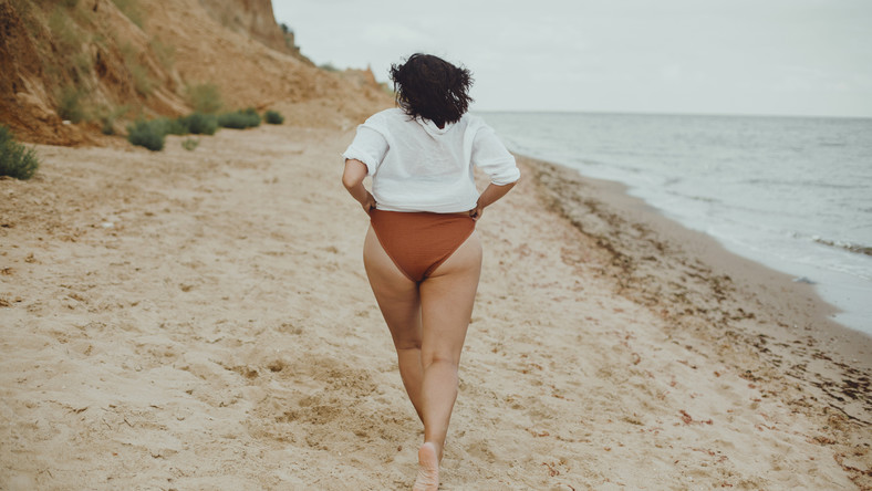 Dlaczego osoby plus size wstydzą się wyjść na plażę?