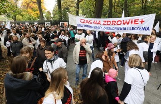 Na ulicach polskich miast zaroiło się od białych kitli. 'Jesteśmy z wami!'