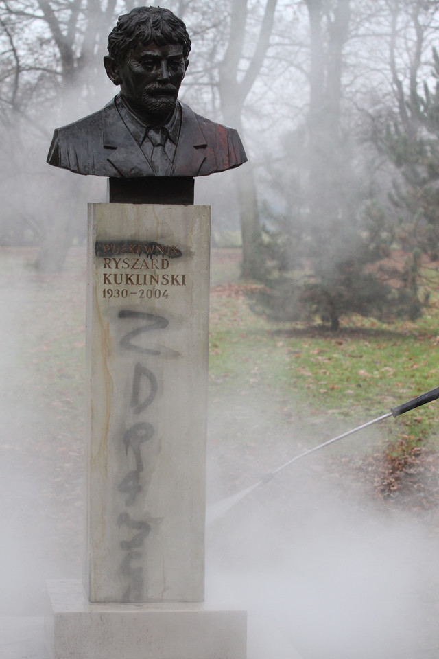 Zdewastowano pomnik płk. Kuklińskiego