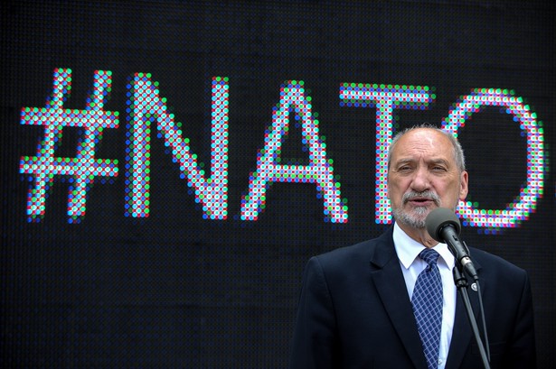 Minister obrony narodowej Antoni Macierewicz podczas konferencji prasowej poświęconej przygotowaniom do szczytu NATO w Warszawie