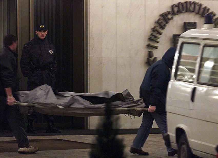 Policija iznosi telo ubijenog Ražnatovića