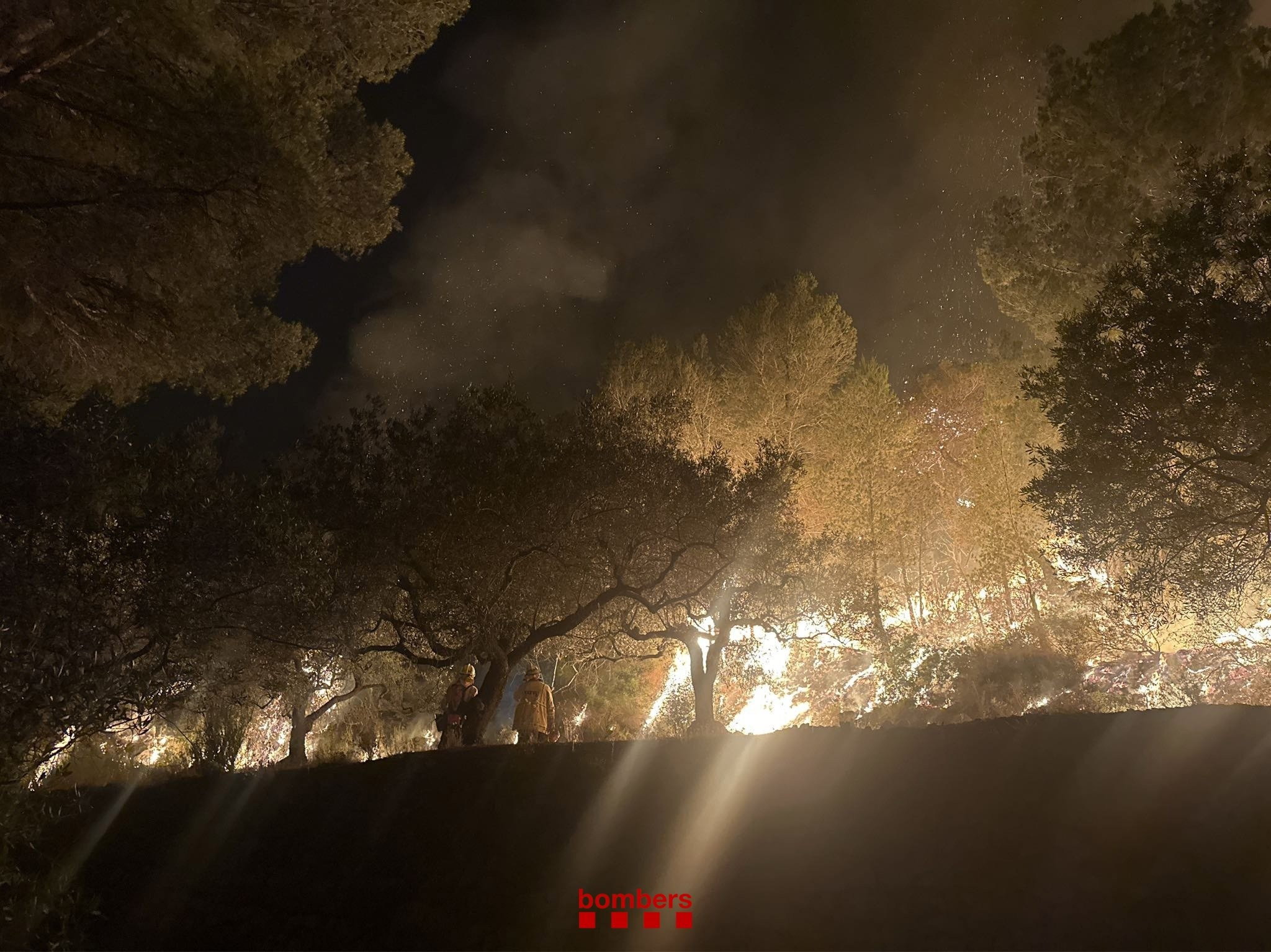 Horror en Paüls: hasta 18.000 confinados por un incendio que sigue aumentando