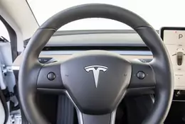 Tesla prowadzona przez Autopilota, a kierowca siedzi na fotelu pasażera! [nagranie]