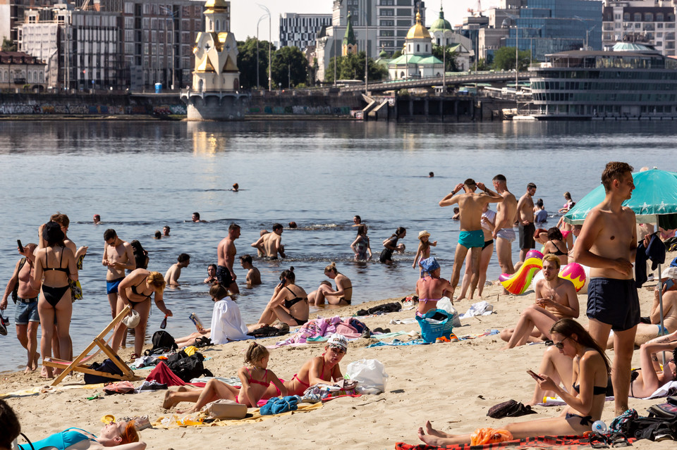 Mieszkańcy Kijowa korzystają z letniej pogody w sobotę 11 czerwca 2022 r.