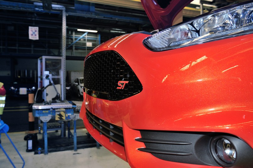 Najnowszy ford fiesta ST to dzieło ludzi z zespołu nazwanego Ford Team RS - specjaliści z tej komórki zajmują się także budowa wyczynowych aut Forda, np. do rajdów. Oto, jaką grzesznicę udało im się stworzyć z grzecznej fiesty widywanej na ulicach…