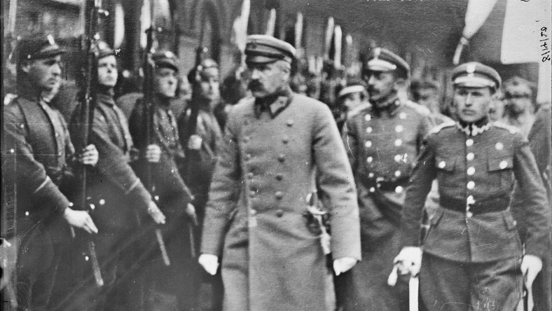 Piłsudski przed frontem oddziału Wojska Polskiego, Mińsk 1919, źródło: United States Library of Congress