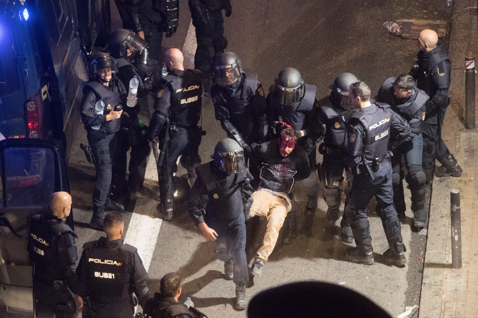 Protest i starcia z policją na ulicach Barcelony