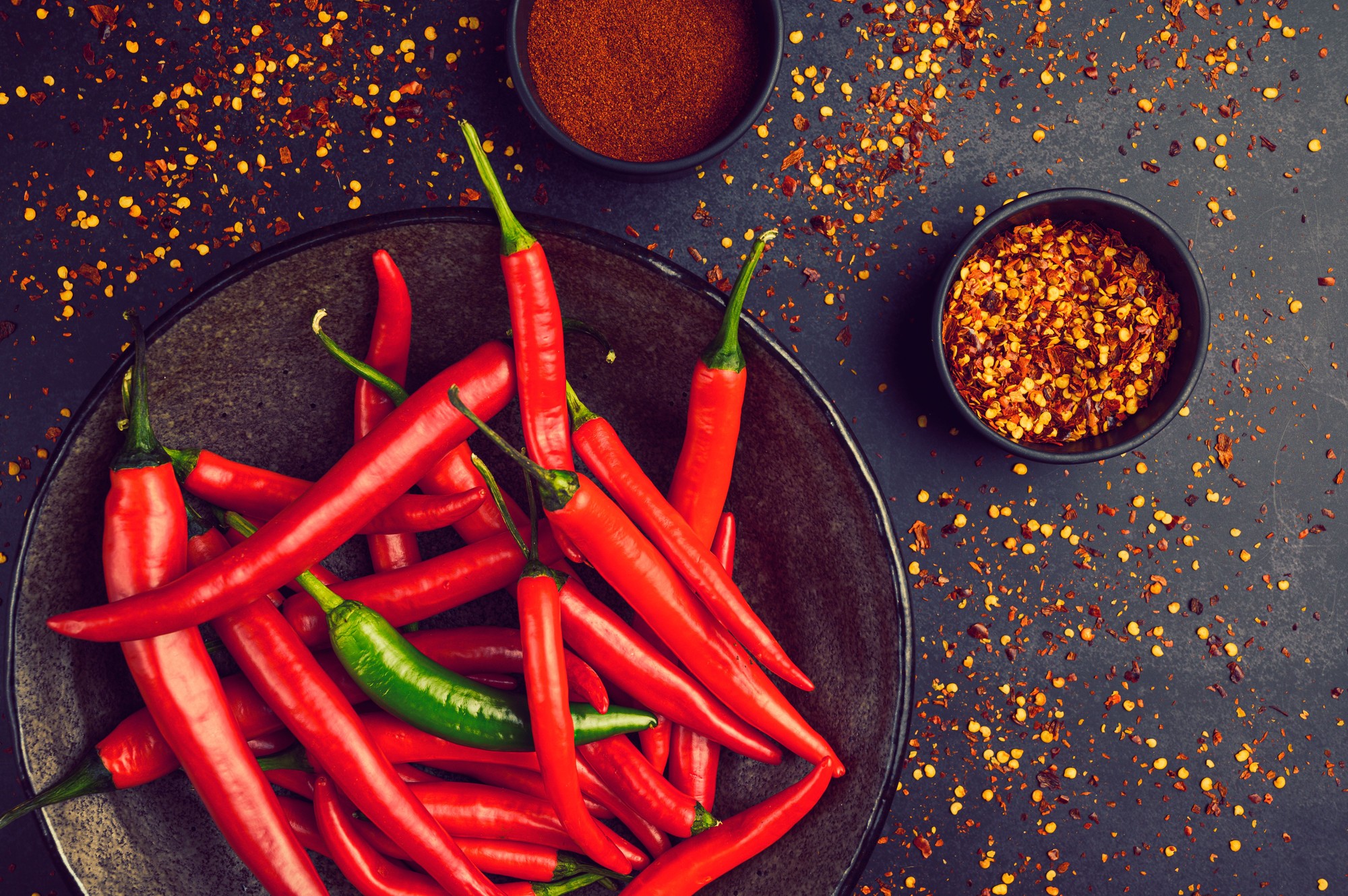 Chilli dodáva jedlám výraznú pálivosť a obsahuje kapsaicín, ktorý môže mierne podporovať energetický výdaj a metabolické procesy.