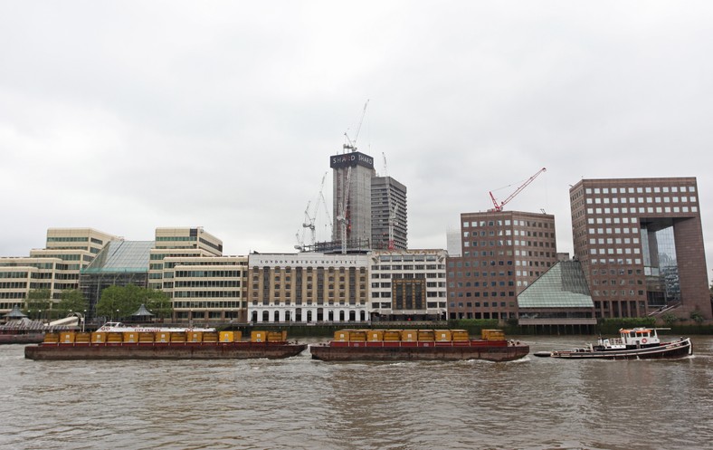 Shard London Bridge ma mieć 305 m (310 m z anteną) i 73 piętra i po ukończeniu w 2012 r. będzie najwyższym budynkiem w Unii Europejskiej.