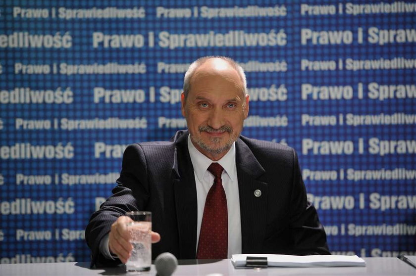 Macierewicz straciłby prawko! Gdyby nie...