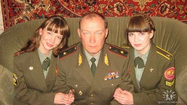 Gen. Aleksander Dwornikow z córkami