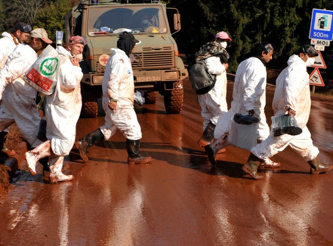 Czerwony szlam zalewa Węgry