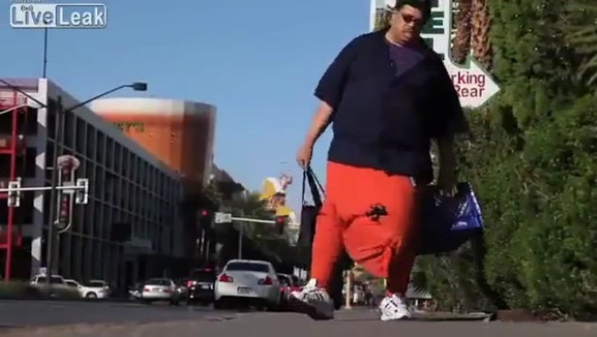 Voren je umesto pantalona nosio duks, kako bi skrotum mogao da spakuje u kapuljaču