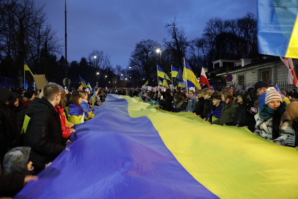 Demonstranci rozwinęli ogromną flagę Ukrainy 