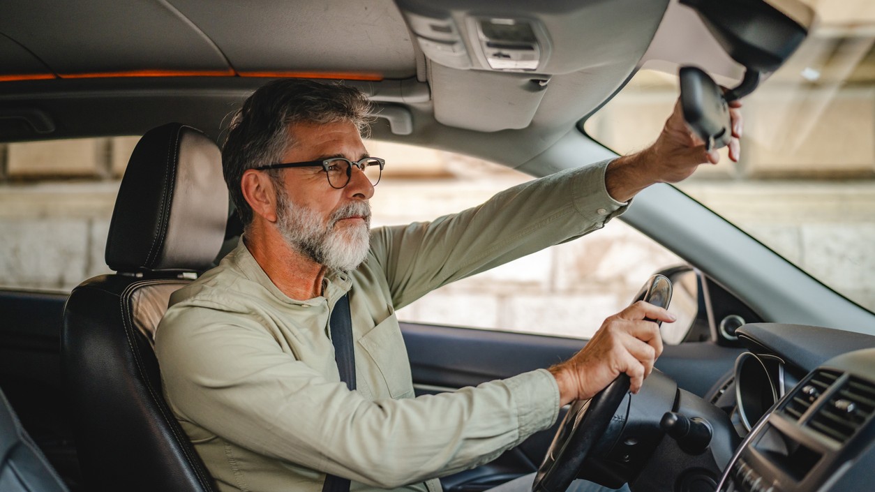 Vodiči nad 65 rokov si vydýchli. Interval povinných lekárskych prehliadok sa pre bežných vodičov predlžuje.