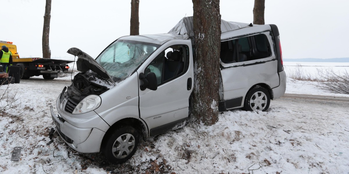 Bus roztrzaskał się o drzewo. Zginął człowiek