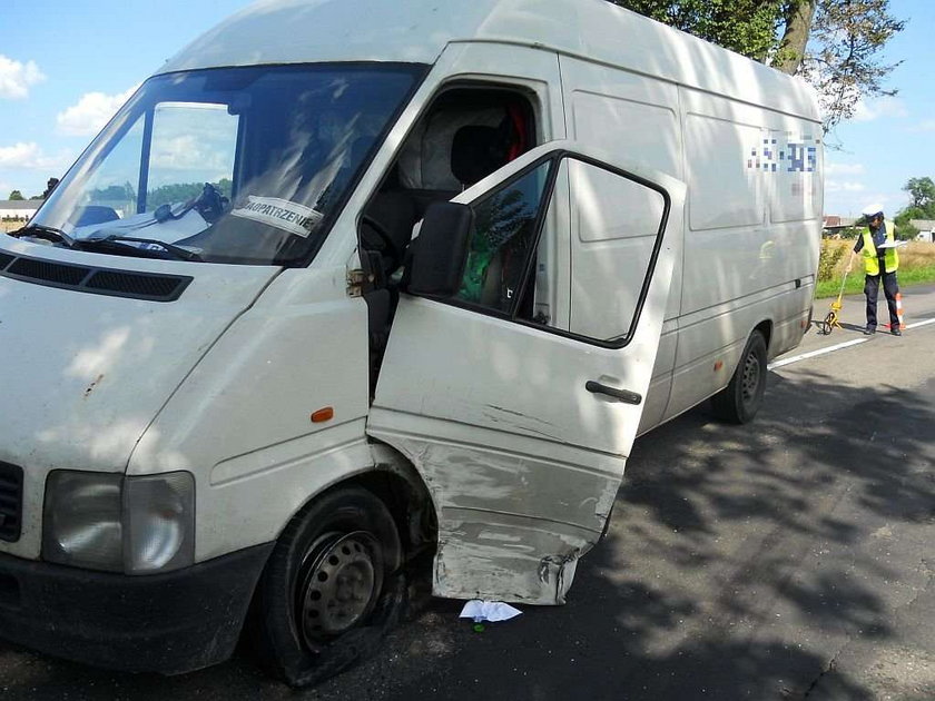 Tragedia na drodze. Auto roztrzaskało się na drzewie