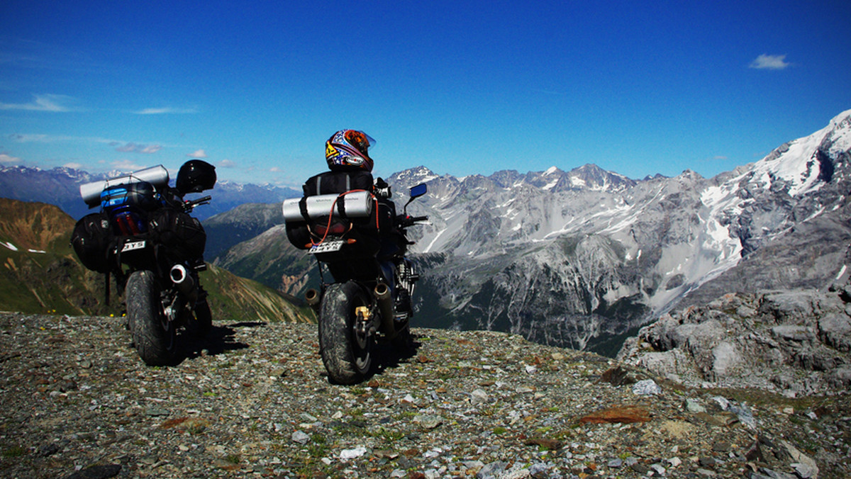Czterech chłopaków z Urzędowa zamierza przejechać na motorach przez dziewięć krajów. W ciągu 90 dni pokonają 12 tysięcy kilometrów i nakręcą film dokumentalny z niecodziennej wyprawy. Startują za miesiąc w Indiach.