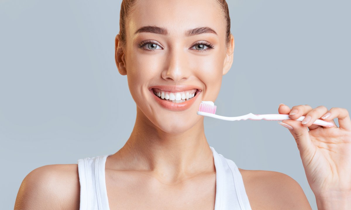 Ta pasta z zieloną herbatą działa jak kojący plaster na wrażliwe dziąsła. Do tego wybiela w 14 dni!