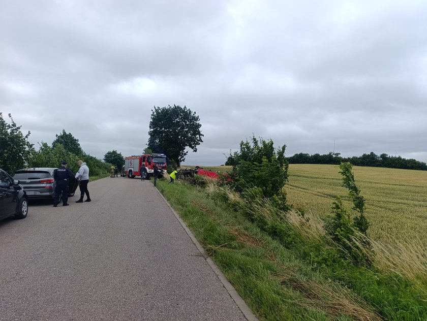 Szerokie ujęcie drogi w Postolinie po wypadku BMW