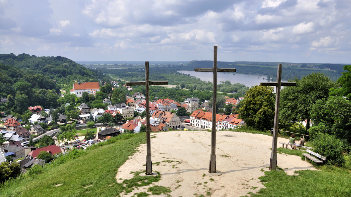 Gości przyciągają malownicze położenie oraz zabytki Kazimierza. Liczące około 2 tys. stałych mieszkańców miasteczko przyjmuje rocznie 600 do 800 tys. turystów - ocenia Dorota Szczuka, która zajmuje się promocją w kazimierskim samorządzie.