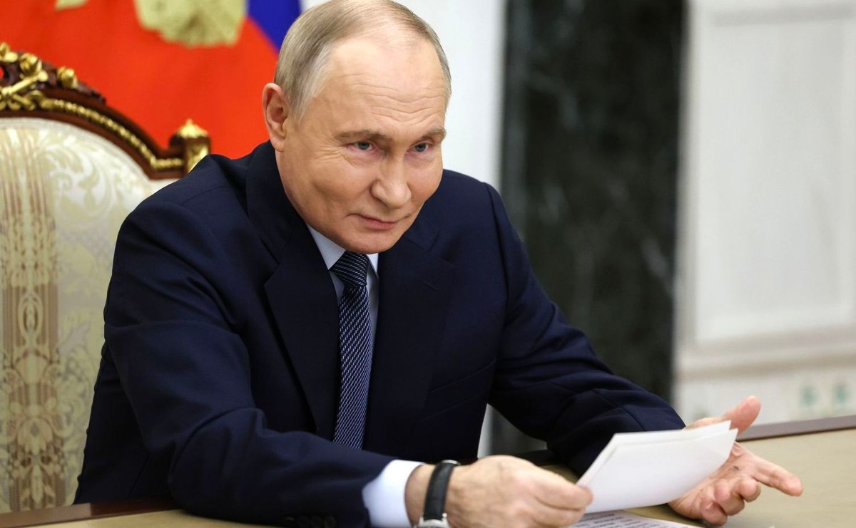 Russian President Vladimir Putin meets with Defence Ministry leadership