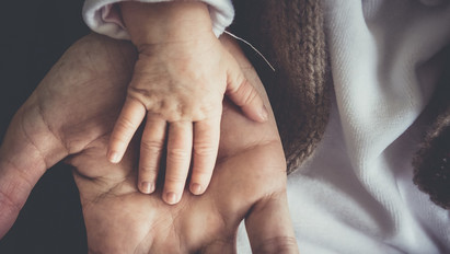 Csoda Hatvanban: babájának születése napján került a covid miatt intenzívre Szilvia – Egyedülálló eset az édesanya felépülése