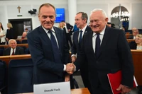 Rogaska: syndrom oblężonej twierdzy, za który słono zapłacimy. Dokładają się do tego i Miller, i Tusk
