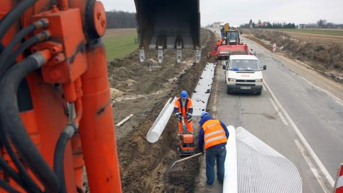 Od kilku dni na przebudowie drogi 747 i remoncie 835 praca wre. Kształtów nabiera też nowy most na Wiśle w Kamieniu - informuje "Dziennik Wschodni".