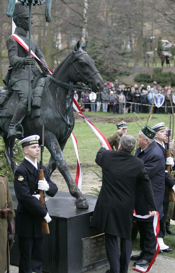 GDAŃSK PREZYDENT KOMOROWSKI WIZYTA POMNIK TATARA ODSŁONIĘCIE