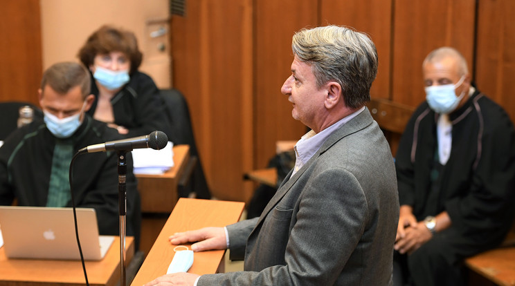 Kovács Béla korábbi jobbikos európai parlamenti képviselő az utolsó szó jogán beszél az ellene és három társa ellen az Európai Unió intézményei elleni kémkedés bűntette és más bűncselekmények miatt indult büntetőper tárgyalásán. / Fotó: MTI/Kovács Tamás