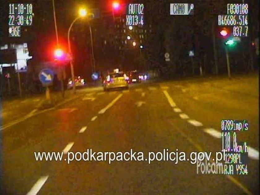 Zobacz, jak kierowca ucieka policji! WIDEO