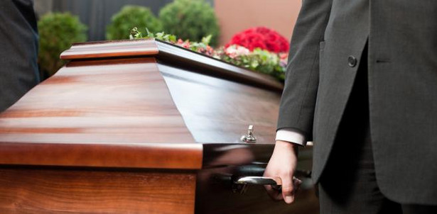 Zasiłek pogrzebowy przysługuje w razie śmierci ubezpieczonego, osoby pobierającej emeryturę lub rentę, a także członków ich rodzin.