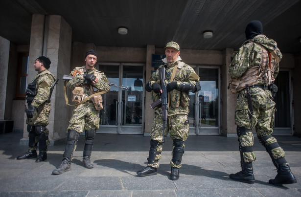 Uzbrojeni separatyści przed okupowanym budynkiem administracji w Słowiańsku na Ukrainie - fot. EPAROMAN PILIPEY Dostawca PAPEPA.