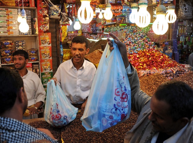 Na swoich stoiskach sprzedają ogromne ilości słodyczy