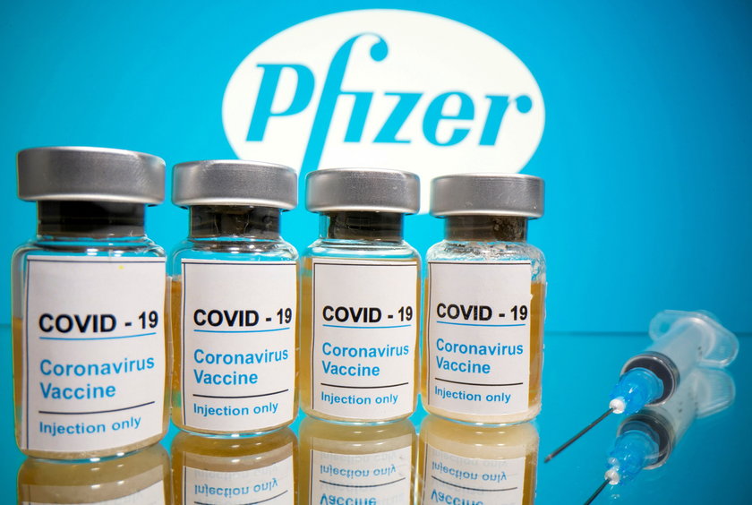 Pfizer tymczasowo zmniejsza dostawy szczepionek dla Europy. Podano powód