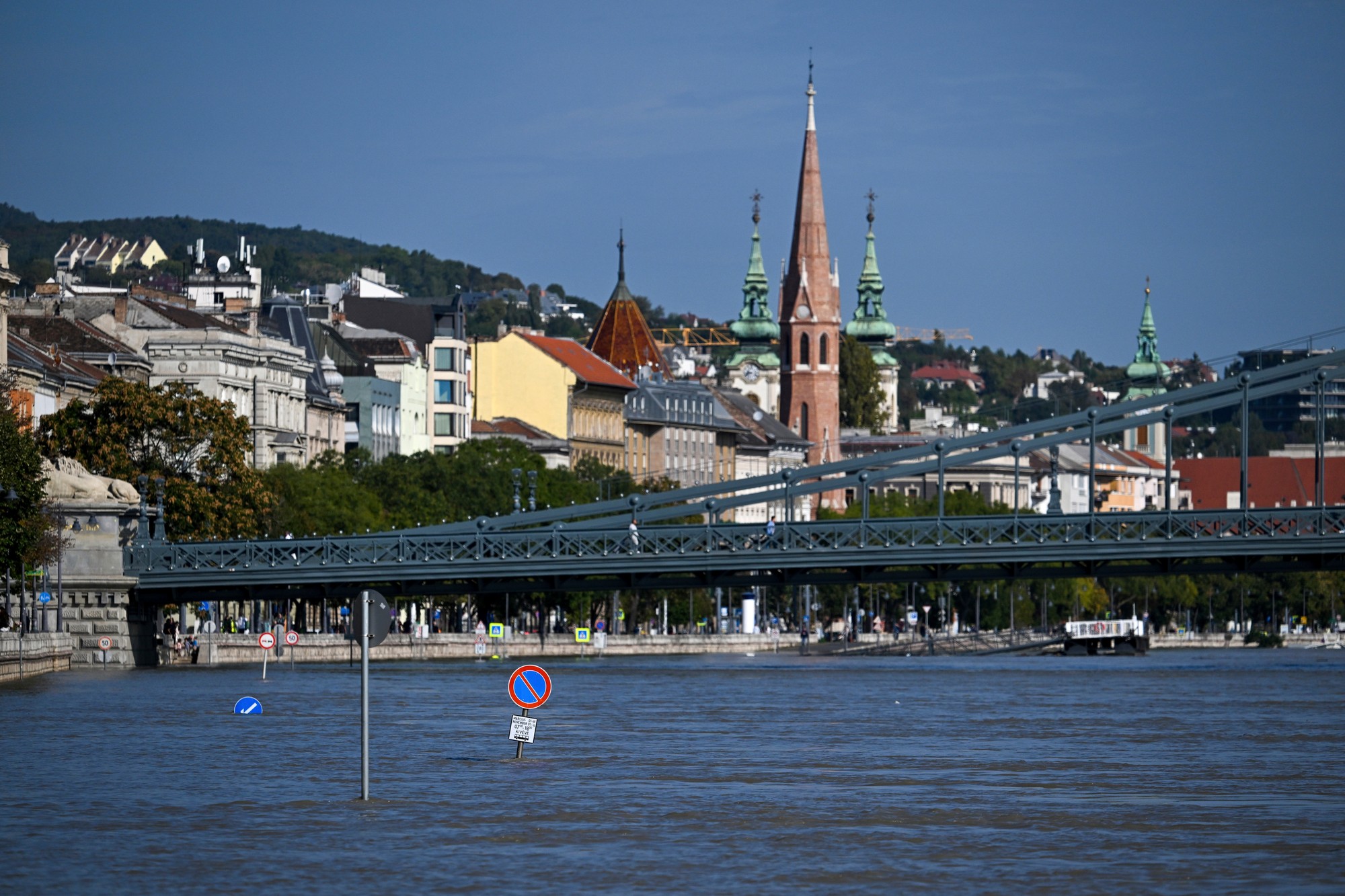 Dopravné značky sú ponorené v Dunaji na nábreží Budína v centre Budapešti v piatok 20. septembra 2024.
