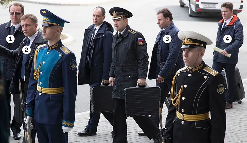 Dmitri Šumejko (označen brojem 2) zajedno sa doktorima Igorom Esakovim(1), Jevgenijem Selivanovim (3) i Romanom Rotankovim (4) u Putinovoj pratnji 