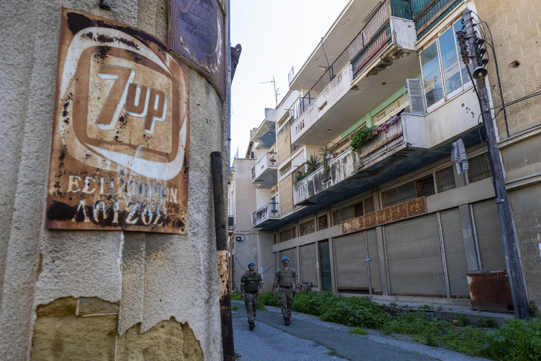Żołnierze UNFICYP patrolują strefę demarkacyjną w Nikozji na Cyprze
