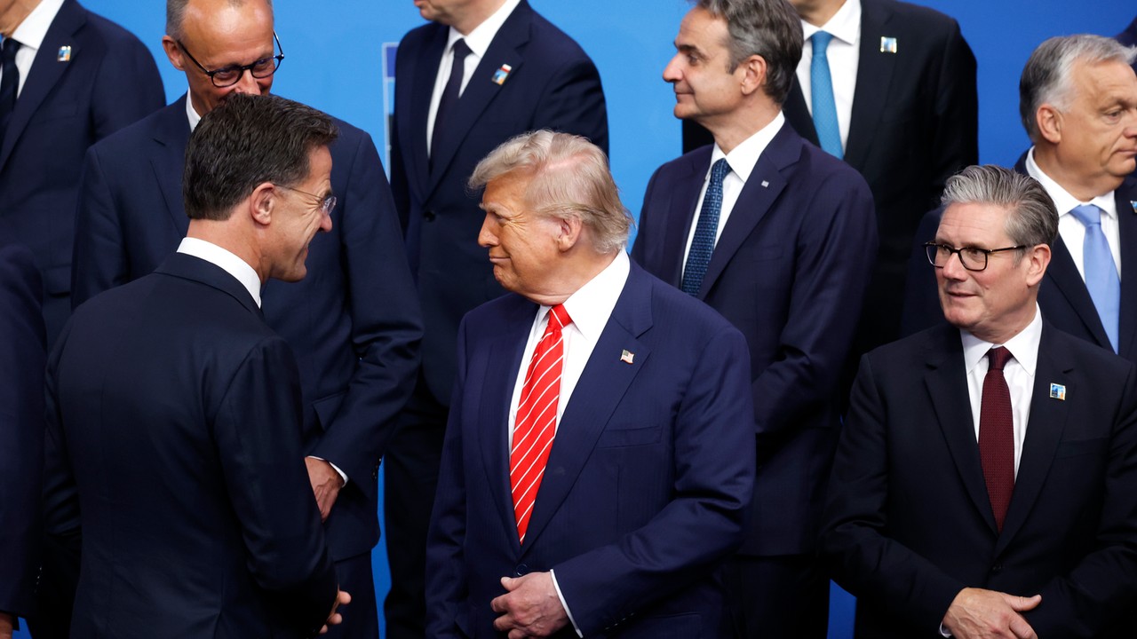 Szczyt NATO skrojony pod Donalda Trumpa. Uścisków i serdeczności nie brakowało. Prawdziwe obawy jednak pozostają