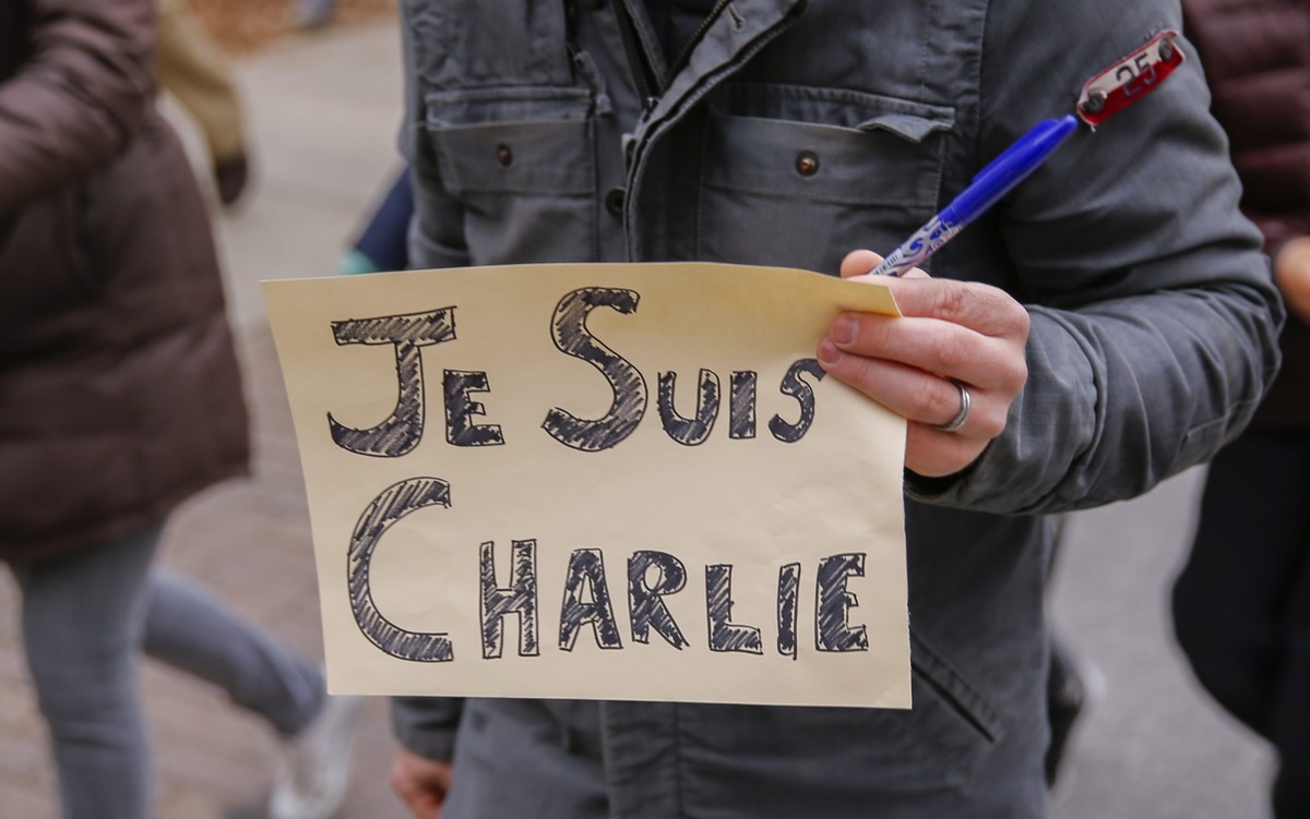 Wyrazy poparcia dla ofiar ataku terrorystycznego w Paryżu