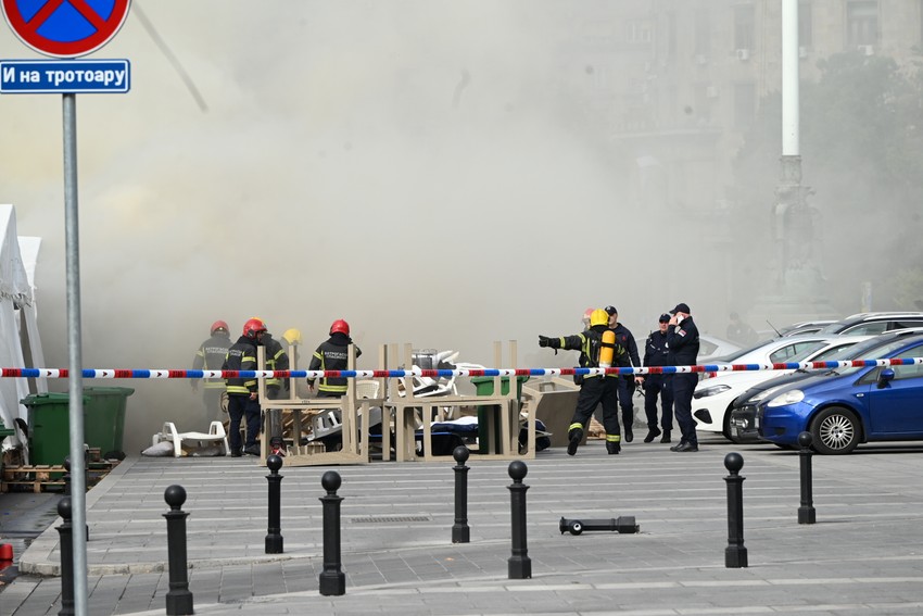 Požar ispred skupštine