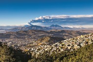 Erupcja wulkanu Cotopaxi,  który leży w Andach, w północnej części Ekwadoru