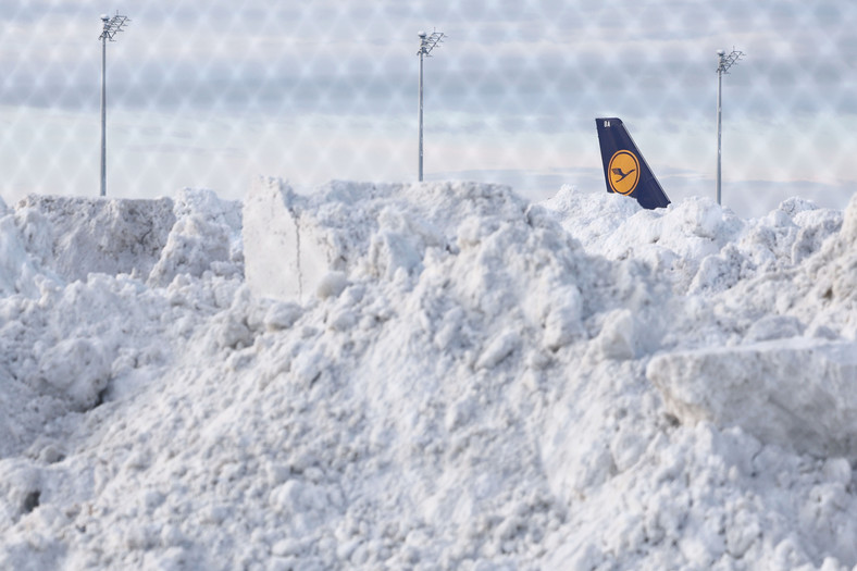Lotnisko w Monachium sparaliżowane śnieżycą 2 grudnia 2023 r.